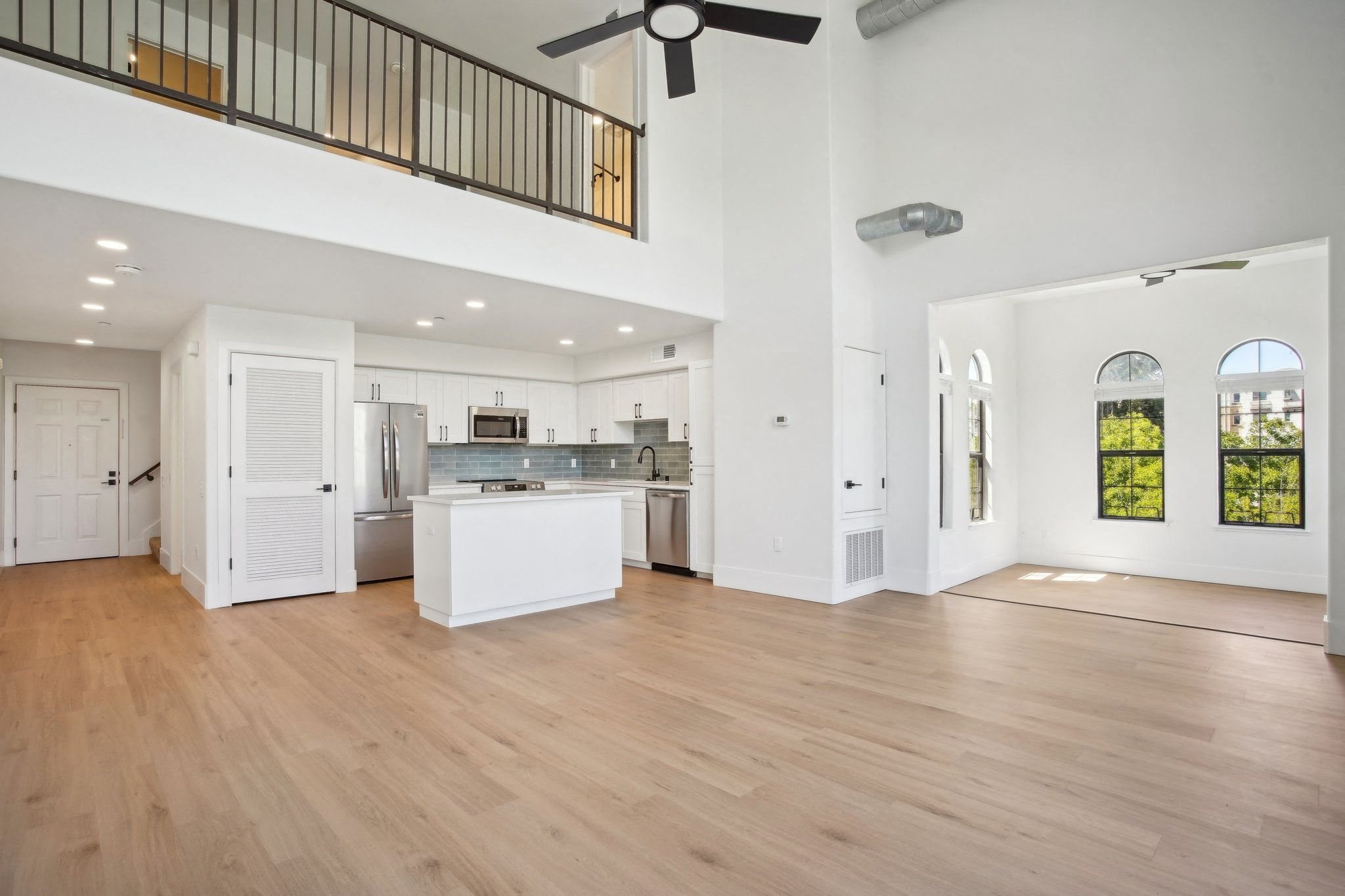 Fountain Plaza - Living Area and Kitchen
